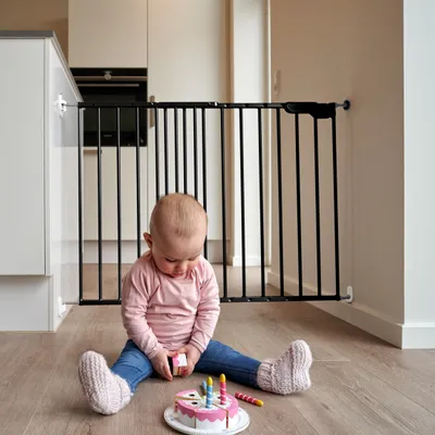 Produktbild von DOLLE Türschutzgitter | Treppenschutzgitter aus Metall | Farbe: Anthrazit | Breite: 74,4-113 cm | Schwenkbares Kindersicherheitsgitter zum Schrauben