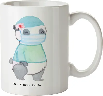 Produktbild von Mr. & Mrs. Panda Becher Chirurgin Herz - Weiß - Geschenk, Teebecher, Kaffeetasse, Tasse, Krankenhaus, OP, krank, Kaffeebecher, Ärztin, Arzt, schöne, Krankehaus