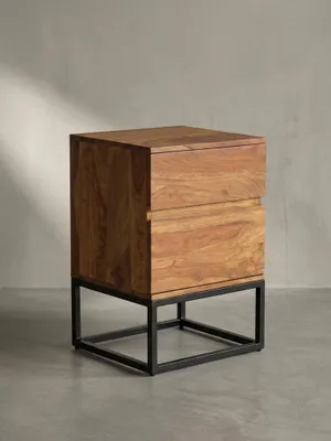 Seitenansicht der Nachtkonsole, die die Proportionen und die Höhe von 60 cm für Boxspringbetten verdeutlicht._#sku_SAFWL6.850#