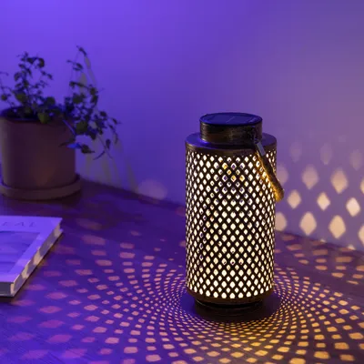 Produktbild von Navaris LED Solarlaterne zylindrisch für außen - mit Tragegriff - cooler Schatteneffekt - Orientalische Garten Solar Laterne - Gartendeko Lampe Gold