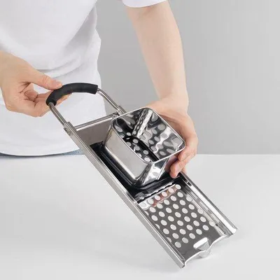 Immagine prodotto di Grattugia con vaschetta di raccolta in acciaio inossidabile per spätzle fatti in casa - Lavabile in lavastoviglie