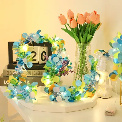 Imagen del producto de Guirnalda navideña LED con 50 luces LED y lentejuelas reflectantes de colores. Guirnalda LED con alimentación por batería, en color blanco cálido o azul, de 5 metros