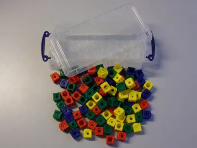 Obrázok produktu pre 100 zásuvných kociek 4-farebných 1,7 cm v krabici