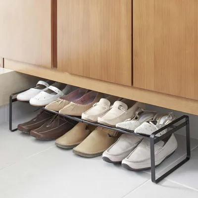 Produktbild von Yamazaki Schuhregal mit 1 Ablage schwarz ausziehbar platzsparend schmal Metall Schuhablage für 3-5 Paar Schuhe 40-70x17x25cm "FRAME"