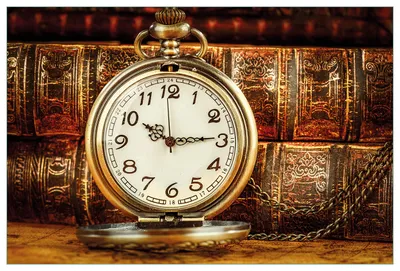 Produktbild von Wallario Küchenrückwand aus Glas, Größe: 90 x 60 cm, Motiv: Alte Taschenuhr vor antiken Büchern | Spritzschutz | abwischbar | pflegeleicht | in