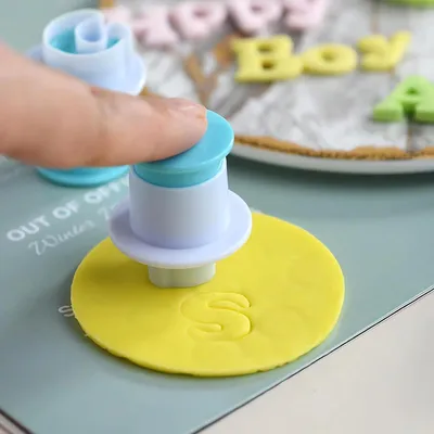Produktbild von Buchstaben Ausstechformen Set - 36 Stück - Fondant Zahlen Ausstechformen - Wiederverwendbares Zahlen Fondant Ausstechformen Set - Zuckerkekse Kuchen Backzubehör