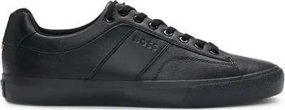 Produktbild von Eleganter Schwarzer Herrensportschuh mit Kontrastdetails und Logos.