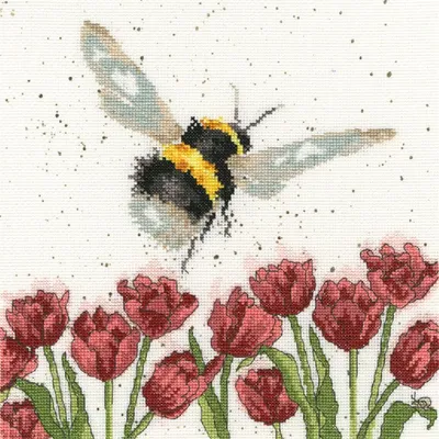 Zdjęcie produktu dla Zestaw do haftu krzyżykowego Bothy Threads "Lot trzmiela", 26x26cm, XHD41, wzór liczony