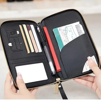 Immagine prodotto di Custodia per passaporto in ecopelle, con portafoglio integrato, diversi scomparti per carte di credito e un organizer per passaporto, biglietti, documenti e denaro