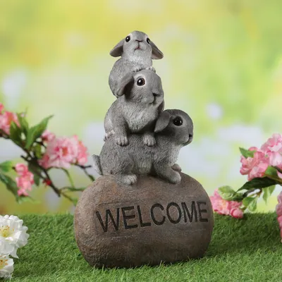 Gartenfigur Welcome - 3 Häschen auf Stein - Dekofigur - H: 26cm - Polyresin - grau