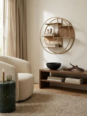 Draufsicht auf ein Wohnzimmer mit dem runden Hängeregal aus Rattan und Holz, das als zentrales Kunstwerk über einer Konsole hängt und die Raumaufteilung harmonisch ergänzt._#sku_SAFWL6.476#