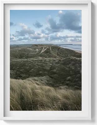 Produktbild von Berglandschaft mit Wiesen und Gräsern– Wandbild mit Rahmen – Gerahmtes Bild  – Wanddekoration – 60x80 cm –  Weiß Rahmen