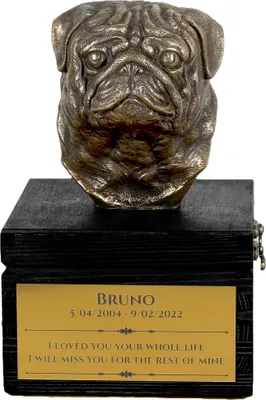 Zdjęcie produktu dla Mops, Buldog, Carlin, Carlino, Doguillo – urna z grawerem i rzeźbą psa, ostatnie pożegnanie, ręcznie wykonany produkt marki Art-Dog