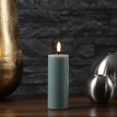 Zdjęcie produktu dla Świeca filarowa LED MIA - prawdziwy wosk - realistyczny płomień 3D - wys.: 12,5 cm - gł.: 5 cm - szałwiowa zieleń
