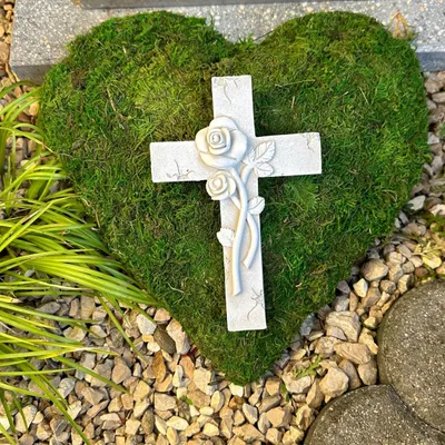 Produktbild von Grabgesteck Grabschmuck Moosherz Grabherz Grabaufleger 30 cm mit Kreuz