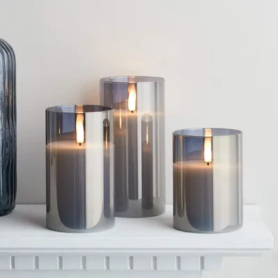 Produktbild von Lights4fun 3er Set TruGlow® Graue LED Kerzen mit Fernbedienung und Timer batteriebetrieben LED Kerzen Grau Deko Modern Kerzen im Glas