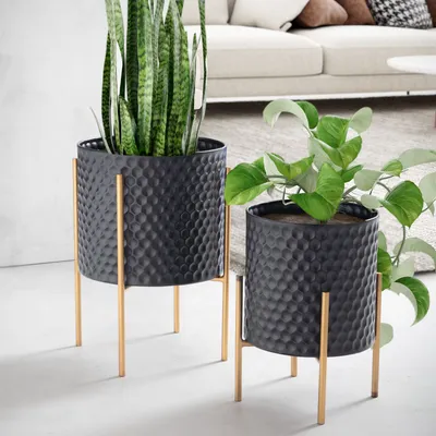 Produktbild von WOHNLING Blumentopf 2er Set Metall Pflanzkübel Schwarz / Gold mit Füßen Pflanzenkübel Rund Indoor Blumenkübel Pflanzgefäß mit Waben-Muster in 3D