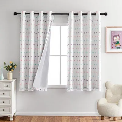 Produktbild von Unyqoos® Verdunkelungsvorhang mit Pompons für Kinderzimmer 160×140 cm – 100% lichtdicht, thermisch isolierend, Boho-Akzent, mit Ösen