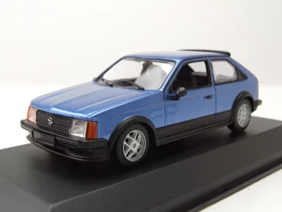 Produktbild von Opel Kadett D SR 1982 blau metallic Modellauto 1:43 Maxichamps