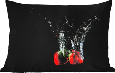Produktbild von MuchoWow® Outdoor Kissen - Erdbeeren - Obst - Wasser - Schwarz - Rot - 50x30 cm - Wetterfest - Lounge Kissen - Sofa kissen - Wohnzimmer Dekoration