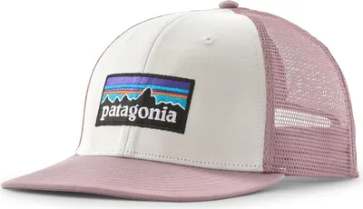 Imagen del producto de Gorra tipo "trucker" con logo Patagonia P-6, color violeta suave
