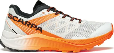 Trailrunning-Schuh "Spin Ultra 2" von Scarpa in Weiß und Orange; seitliche Ansicht.