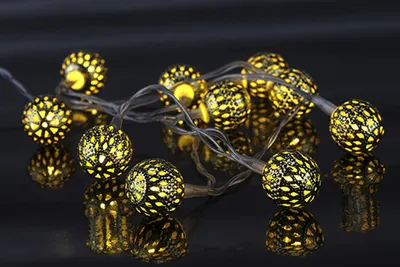 Produktbild von LED Lichterkette mit silbernen Dekobällen