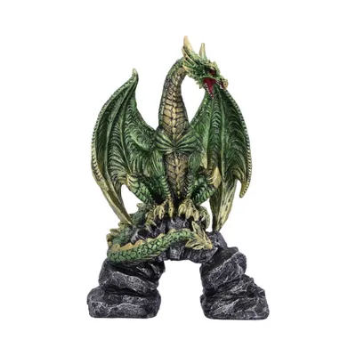 Grüner Drachen auf Felsbogen. Er ist in majestätischen Pose dargestellt mit ausgebreiteten Flügeln.