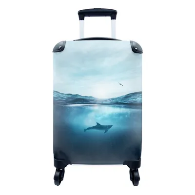 Produktbild von MuchoWow® Koffer Handgepäck Trolley Rollkoffer Kleine Reisekoffer mit 4 Rollen - Delfin - Schwimmen - Meer - Cabin Size < 55x40x23 cm & 55x40x20 cm - Fotokoffer - Kabinenkoffer - Boardgepäck - Reise-Box - Reisekoffer - Reisegepäck - Koffer mit Bild - Trolley für Kinder