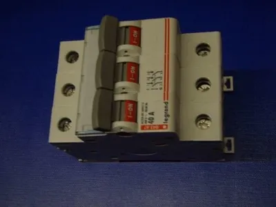 Image de Interrupteur triple avec étiquette IH40A 250 V Legrand