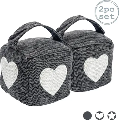Produktbild von Moderner, grauer Quadrat-Türstopper mit Herz-Muster. Fischgrätenmuster-Türstopper mit Griff - 2er-Set