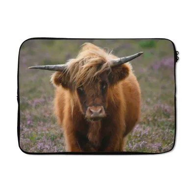 Produktbild von MuchoWow® Laptop Hülle 13 Zoll Schottische Hochlandbewohner - Heidelandschaft - Tiere Laptoptasche - Laptophülle - Sleeve - Rundumschutz