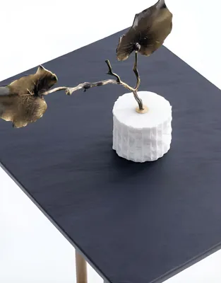 Obrázek produktu pro Moderní odkládací stolek s geometrickým podnožím a elegantní deskou