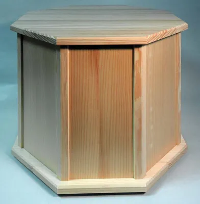Imagen del producto de Base piramidal de madera de abeto natural, de ocho lados, para el modelo 14742. Dimensiones: 43 x 35 cm. Producto nuevo