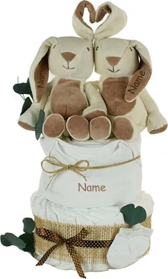 Produktbild von Windeltorte für Zwillinge neutral | 2 x KUSCHELHASE | personalisierbar, creme/natur – 3 stöckig / bedruckt / Personalisierter Name