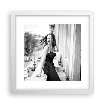 Produktbild von Gerahmtes Poster - Weißer Rahmen - Frau Balkon Straße - 30x30 cm - Wand Bild - Wanddeko - Wandbilder - Kunstposter - Wandposter - Bilderrahmen - Bilder - Kunstdruck - Wanddekoration - P2WAC30x30-5017