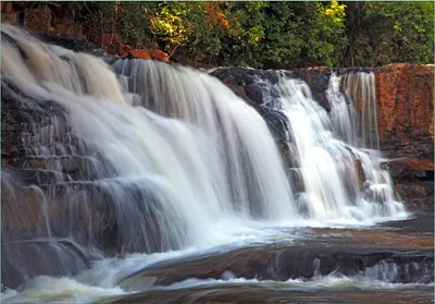 Produktbild von Wallario Fototapete Vliestapete, seidenmatte Oberfläche, einfache Verarbeitung, Größe 200 x 140 cm, Motiv Wasserfall  im  thailändischen  Regenwald