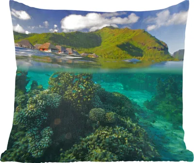 Produktbild von MuchoWow® Zierkissen Sofakissen Wohnzimmer Dekokissen 45x45 cm Blick unter Wasser bei Mo'orea Island - Schlafpolster - Polster für das Sofa