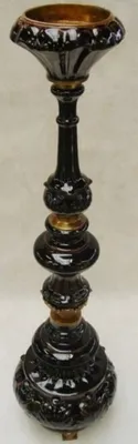 Produktbild von Casa Padrino Jugendstil Kerzenständer Schwarz / Messing H. 93 cm - Porzellan Kerzenhalter - Barock & Jugendstil Deko Accessoires
