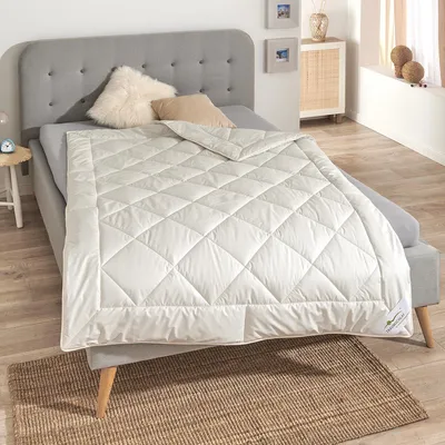 Produktbild von Traumschlaf Kamel-Zirbe Ganzjahresdecke medium, Füllung: 100% Kamelhaar mit Zirbenholzspänen 155x220 cm