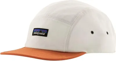 Imagen del producto de Gorra PATAGONIA P-6 LABEL MACLURE, color blanco "birch" con detalles en color "rock melon"