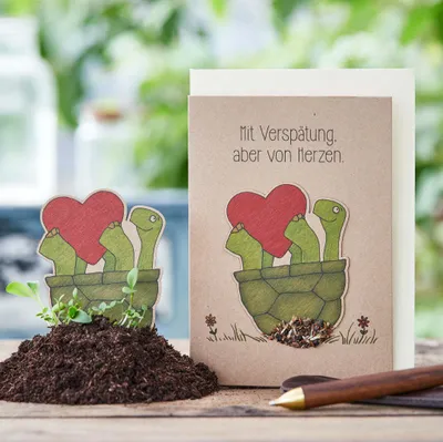 Produktbild von Grußkarte 'Mit Verspätung aber von Herzen' - Saatstecker-Karte mit Schildkröte und eingearbeiteten Wildblumensamen - für viele Anlässe