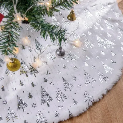 Obrázok produktu pre Luxusná vianočná sukňa pod stromček 90 cm - Strieborná plyšová látka pre slávnostnú výzdobu