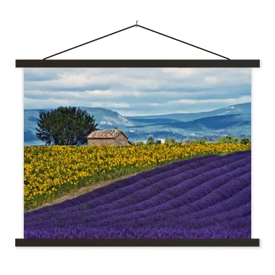 Produktbild von MuchoWow® Textilposter Bauernhaus mit Sonnenblumen in der Nähe eines Lavendelfeldes 60x45 cm mit schwarzem Rahmen - Poster Schlafzimmer