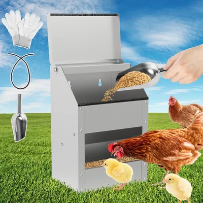 Image de Distributeur de nourriture pour poulets Ikodm, capacité 5 kg, en métal galvanisé, avec couvercle, pour une installation au sol ou au mur, livré avec une pelle, des gants et une protection de bord