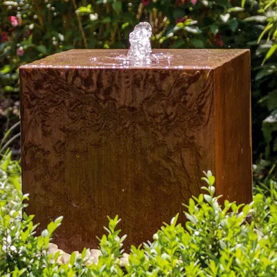 Produktbild von Köhko® Würfelbrunnen „Peru“ Höhe 49 cm Gartenbrunnen 31004 aus Cortenstahl mit LED-Beleuchtung