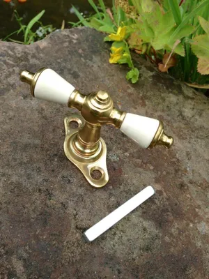Produktbild von Fenstergriff aus Messing poliert, Porzellan, Gründerzeit Fenstergriffe