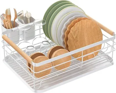 Produktbild von DigiRigi® Geschirrabtropfgestell mit Besteckhalter – weiß, pulverbeschichtetes Metall, Holzgriffe, abnehmbare Abtropfschale, 42,5×30,5×14 cm