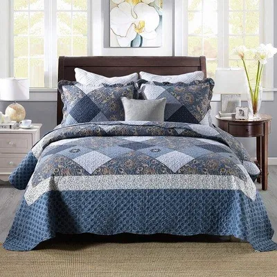 Produktbild von Famanu Bettüberwurf Patchwork 220 x 240 cm - Blau mit Blumendruck