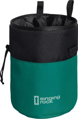 Chalk Bag DUO von singing rock in Schwarz und Grün mit Zugband und Logo auf der Vorderseite
